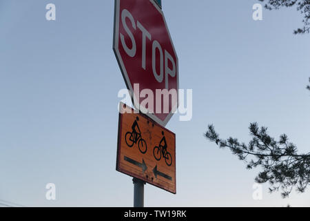 Strada segno di stop e il ciclista il traffico Foto Stock