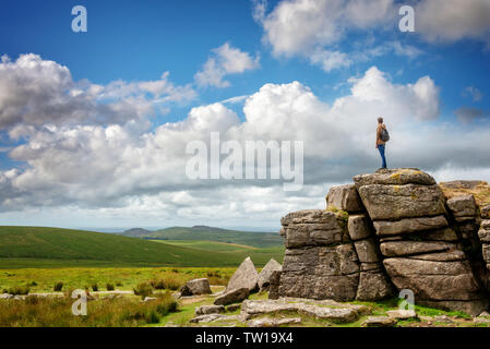 Youn uomo in piedi sul Sud Hessary Tor vicino a Princeton in Dartmoor Devon, Regno Unito Foto Stock