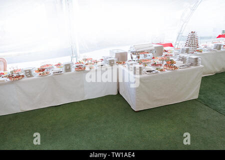 Posate e piatti vari sul dépliant tabella nel moderno ristorante Foto Stock