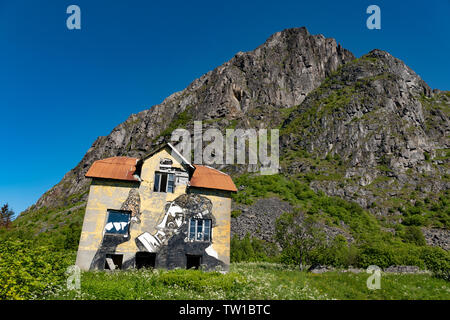 Casa abbandonata, Hov, Gimsoya, Isole Lofoten in Norvegia. Foto Stock
