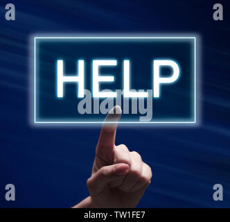 Donna mano spingendo il pulsante Help su sfondo blu, concetto di supporto Foto Stock