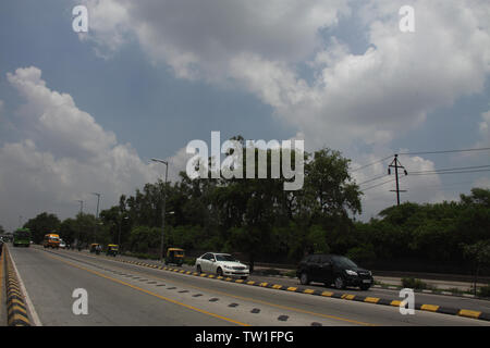 Il traffico su strada, New Delhi, India Foto Stock