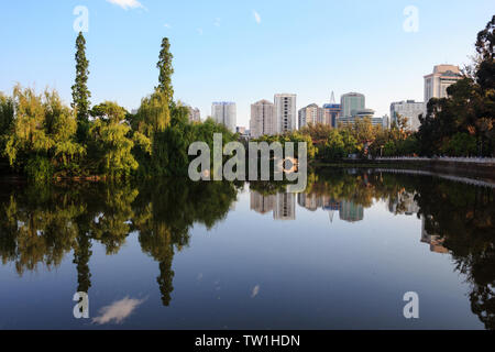 Parcheggiare in città cinesi con belle riflessioni Foto Stock