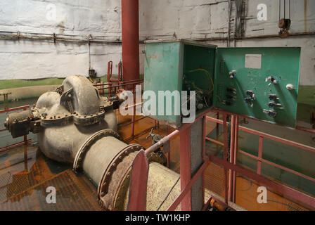 Vecchio arrugginito stazione della pompa. All'interno di oggetto industriale. Foto Stock