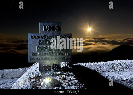 Dente Austriaco del Pasubio: lapide in memoria del Kaiserjäger caduti durante la Prima Guerra Mondiale. Il Trentino, Italia. Foto Stock