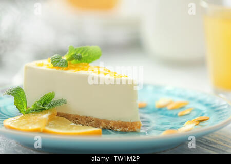 Gustosa fetta di cheesecake con limoni sulla piastra Foto Stock