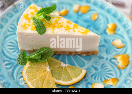 Gustosa fetta di cheesecake con limoni sulla piastra Foto Stock