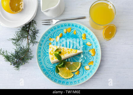 Gustosa fetta di cheesecake con limoni sulla piastra Foto Stock