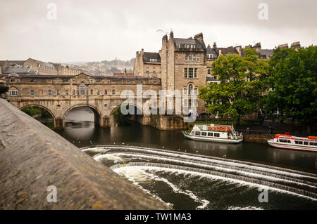 Pulteney Bridge in stile palladiano e Pulteney Weir costruiti per prevenire le inondazioni a Bath, Inghilterra. Foto Stock