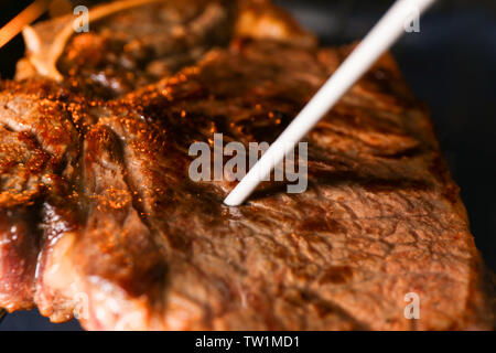 Una gustosa bistecca con termometro, primo piano Foto Stock