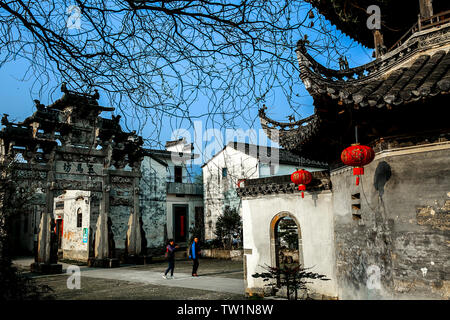 Fotografato il 10 marzo 2019 nel villaggio di Xu, Shexian County, provincia di Anhui, antica sala ancestrale, il Wumafang archway e il ponte coperto finestra a guardare all'antica residenza al di fuori di una foto di un bellissimo villaggio di montagna entra in vista. Foto Stock