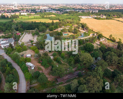 Vista aerea della città satellite (città satellite), la Groenlandia. Parco giochi in disuso. Lo scheletro di ferro di montagne russe. Limbiate, Milano, Italia Foto Stock