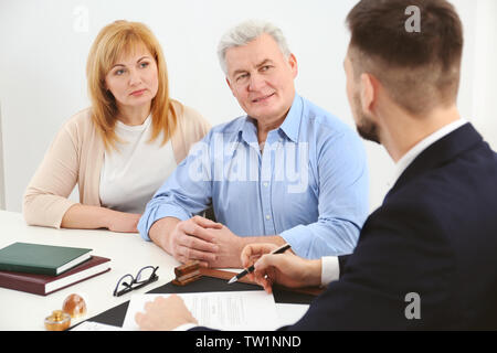 Coppia senior presso notaio Foto Stock