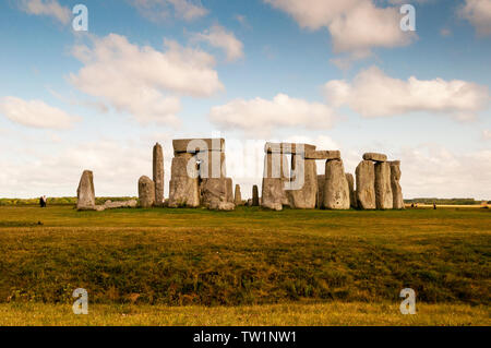 Il monumento neolitico di Stonehenge è alto 15 metri e largo sette metri, con pietre erette, Wiltshire, Inghilterra. Foto Stock