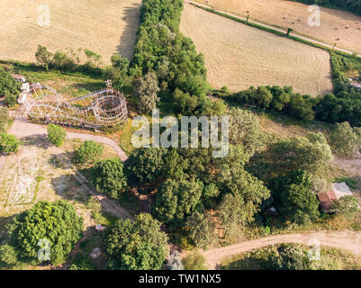 Vista aerea della città satellite (città satellite), la Groenlandia. Parco giochi in disuso. Lo scheletro di ferro di montagne russe. Limbiate, Milano, Italia Foto Stock