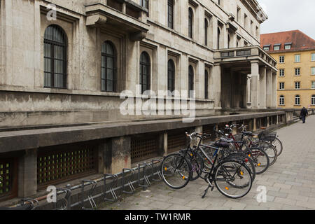 Ex edificio amministrativo della nazionale socialista tedesco Workers' Party (Verwaltungsbau der NSDAP) progettato dall architetto tedesco Paul Ludwig Troost e costruita nel 1933-1937, ora la casa delle istituzioni culturali (Haus der Kulturinstitute) di Monaco di Baviera, Germania. Foto Stock