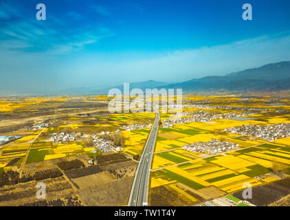 National Highway 108 attraverso Hanzhong olio di colza Foto Stock