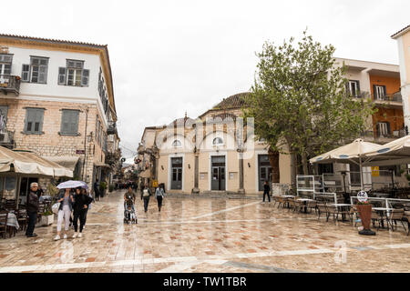 Nafplio, Grecia. La Plateia Sintagmatos (Piazza della Costituzione), un importante punto di riferimento nel centro storico della città di Nafplio Foto Stock