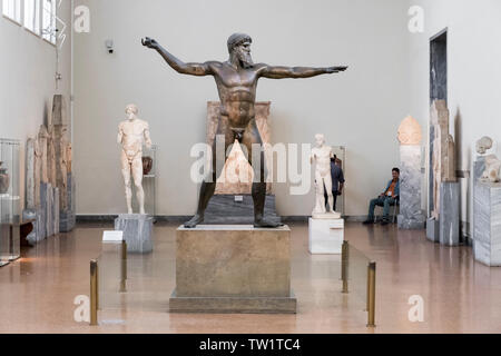 Atene, Grecia. Il capo Artemision di bronzo o di Dio dal mare, un importante evidenziare nel Museo Archeologico di Atene Foto Stock