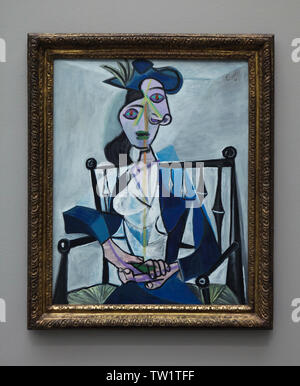 Pittura "trattati donna' ('Dora Maar') da Pablo Picasso (1941) sul display nella Pinakothek der Moderne di Monaco di Baviera, Germania. Foto Stock