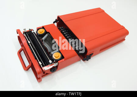 Olivetti Valentine Portable Nastri inchiostratori per macchine da scrivere (1968) progettato dal designer italiano Ettore Sottsass in collaborazione con Perry King sul display nella Pinakothek der Moderne di Monaco di Baviera, Germania. Foto Stock