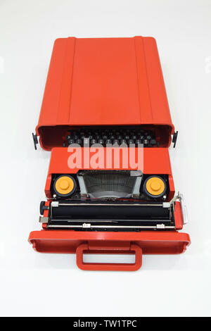 Olivetti Valentine Portable Nastri inchiostratori per macchine da scrivere (1968) progettato dal designer italiano Ettore Sottsass in collaborazione con Perry King sul display nella Pinakothek der Moderne di Monaco di Baviera, Germania. Foto Stock