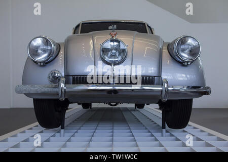 Automobile cecoslovacca Tatra 87 (1937) progettato da Austrian automobile designer Hans Ledwinka e prodotta dalla società di Tatra in Kopřivnice, Cecoslovacchia (da 1937 a 1950) sul display nella Pinakothek der Moderne di Monaco di Baviera, Germania. Foto Stock