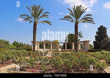 Giardino di Rose, palme e orologio solare, Parco Ramat Hanadiv, Israele Foto Stock