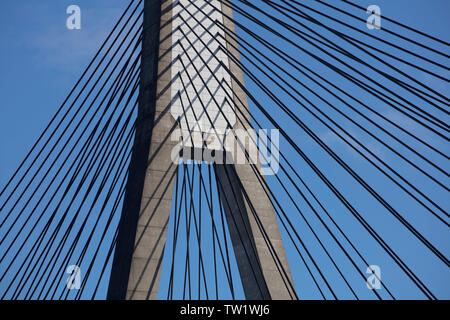 Pilone di cemento e cavi di acciaio di Anzac Bridge Sydney Australia. Questo ponte porta la strada principale da ovest in città e sobborghi orientali Foto Stock