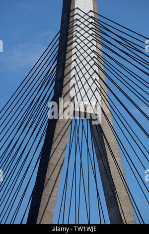 Pilone di cemento e cavi di acciaio di Anzac Bridge Sydney Australia. Questo ponte porta la strada principale da ovest in città e sobborghi orientali Foto Stock