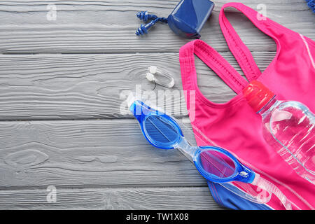 Accessori per il nuoto su sfondo di legno Foto Stock