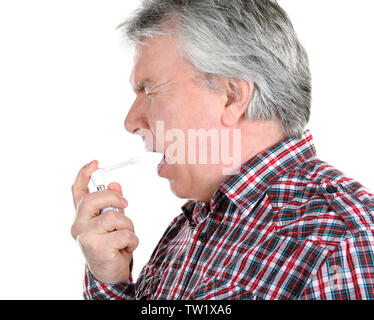 Malati senior uomo con gola spray su sfondo bianco Foto Stock