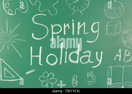 Disegni e 'Spring vacanza' testo sulla lavagna Foto Stock