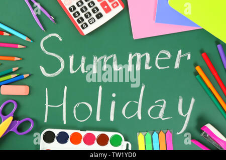 Articoli di cancelleria e 'Summer vacanza' testo sulla lavagna Foto Stock