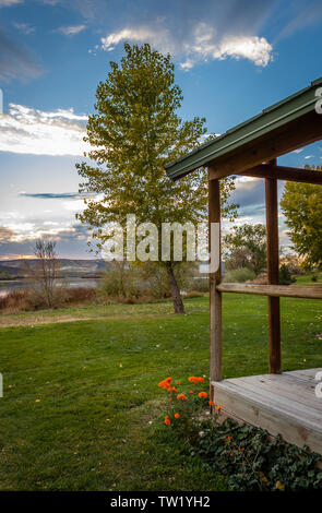 Il sole che tramonta in una cabina tre isola Crossing State Park, Idaho, Stati Uniti d'America Foto Stock