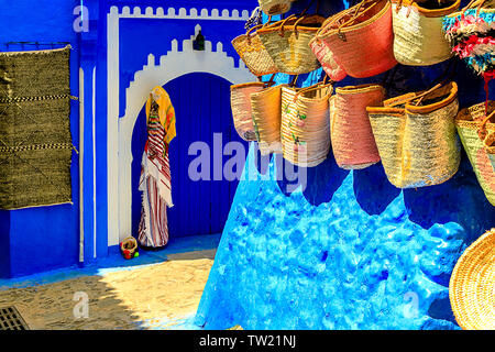 CHEFCHAOUEN, Marocco - 24 Aprile 2019: colorati tessuti marocchini e souvenir fatti a mano su strada nella città blu Chefchaouen, Marocco, Africa. Foto Stock