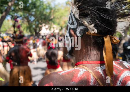 Ballerini di Papua si stanno preparando per una performance al Bali Arts Festival 2019 (Pesta Kesenian Bali). Si tratta di un pubblico e evento gratuito Foto Stock