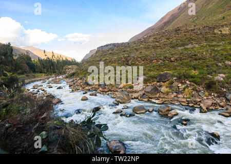 Urubamba o fiume Vilcanota che corre lungo il cammino degli Inca alla scoperta di Machu Picchu, nei pressi di Cusco, nelle Ande del Perù Foto Stock