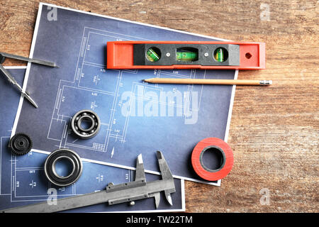 Diversi tipi di strumenti di engineering e costruzione di disegni su sfondo di legno Foto Stock