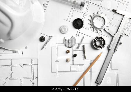 Diversi tipi di strumenti di engineering su disegni di costruzione sullo sfondo Foto Stock