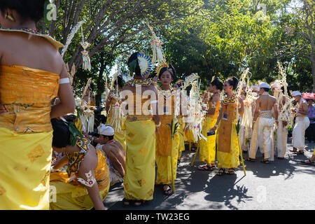 DENPASAR/BALI-Giugno 15 2019: Sampian ballerino, indossando giallo e bianco in stile Balinese tradizionale costume, preparando a svolgere a Bali Arts Festival 2019. Th Foto Stock