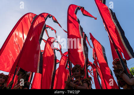 DENPASAR/BALI-Giugno 15 2019: red pennant ballerini, indossando il tradizionale costume Balinese, preparare per eseguire balli in apertura delle Arti di Bali Foto Stock