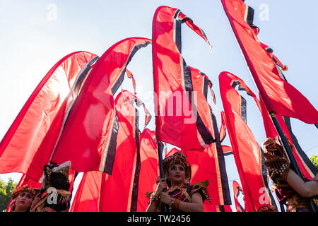 DENPASAR/BALI-Giugno 15 2019: red pennant ballerini, indossando il tradizionale costume Balinese, preparare per eseguire balli in apertura delle Arti di Bali Foto Stock