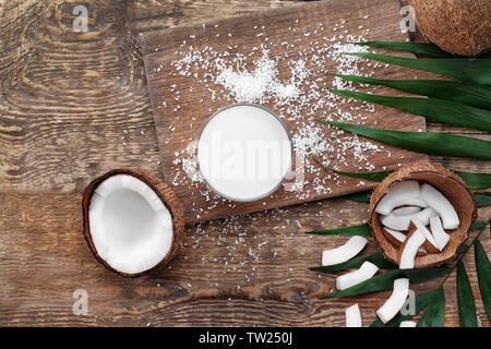 Composizione con fresco latte di cocco su sfondo di legno Foto Stock