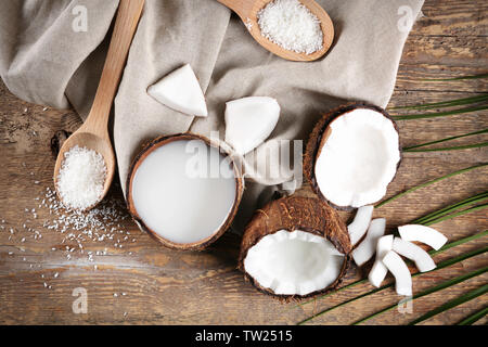 Composizione con fresco latte di cocco su sfondo di legno Foto Stock