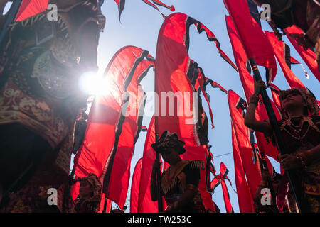 DENPASAR/BALI-Giugno 15 2019: red pennant ballerini, indossando il tradizionale costume Balinese, preparare per eseguire balli in apertura delle Arti di Bali Foto Stock