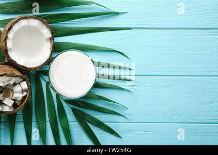 Composizione con fresco latte di cocco su sfondo di legno Foto Stock