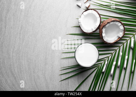 Composizione con fresco latte di cocco su sfondo chiaro Foto Stock