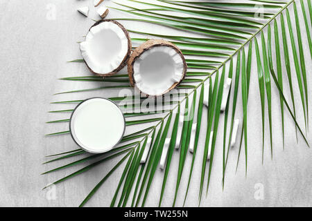 Composizione con fresco latte di cocco su sfondo chiaro Foto Stock