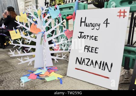 Londra, Regno Unito. Il 18 giugno, 2019. Giorno 4. 4 affamati di giustizia libera Nazanin protesta, al di fuori dell'ambasciata iraniana a Londra. UK Credit: Michael melia/Alamy Live News Foto Stock